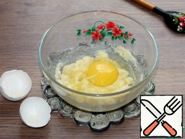 Mix the sugar with melted and cooled butter. Add the egg and beat with a whisk.