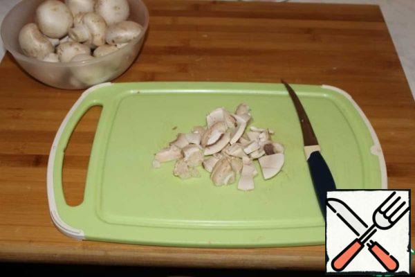Cut the mushrooms into thin plates.