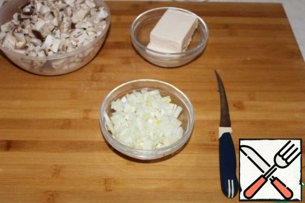 Chop the onion finely.