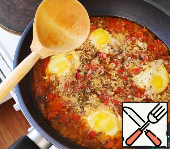 It is more convenient to put vegetable grounds on plates first. We do this with a wooden spoon, so as not to scratch the pan. Then we put the eggs on top (it is convenient to carefully fish with a slotted spoon). Pour the remaining broth.