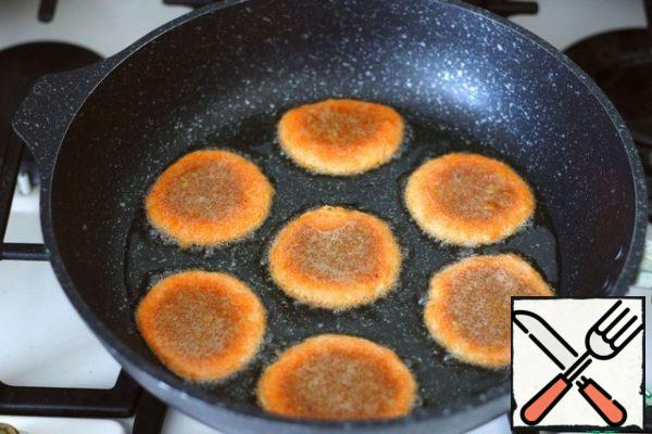 Add vegetable oil to the pan. Heat the pan well over medium heat. Put the caviar in the pan with a tablespoon.
