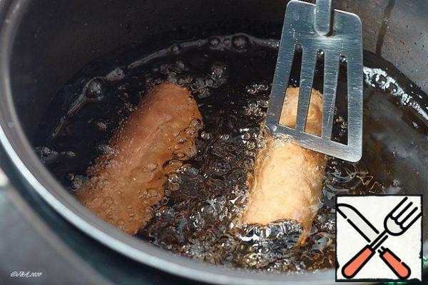 Frying them in oil, fry until golden brown. Don't burn it.