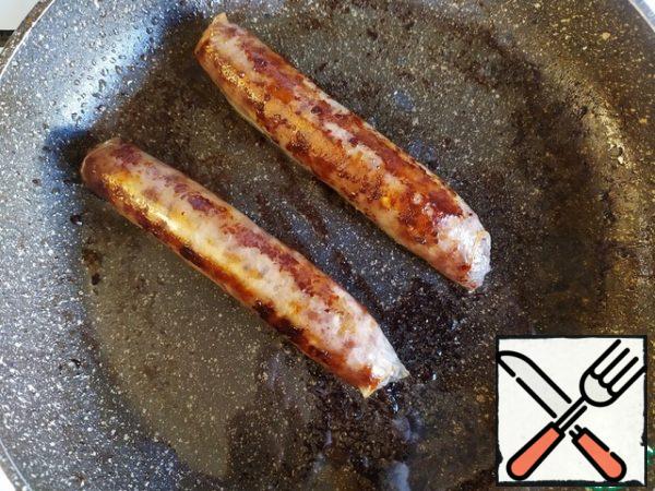 Ideally, the steps described below should run parallel to the preparation of the sauce, so that everything is ready at about the same time.So, fry the sausages.