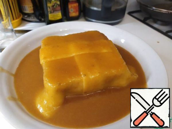 French fries can either be spread out here, in a plate. Or put it next to it and dip it in the sauce.

Francesinha is ready.