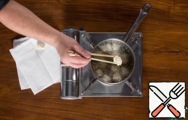 Heat a large enough amount of vegetable oil in a deep frying pan or wok so that the pieces are completely covered with it when frying. Lay out so many pieces that they can be fried freely without sticking to each other. Fry for 2-3 minutes and spread on a paper towel to remove excess oil.