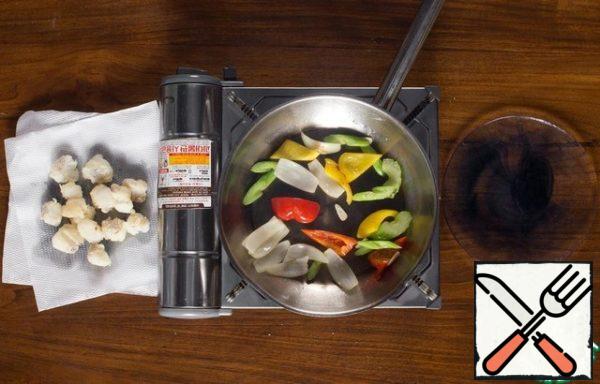 Drain the oil, leaving a small amount for frying vegetables. If you want, you can take a fresh pan. Vegetables and garlic fry very quickly, 30-40 seconds, on a very high heat.