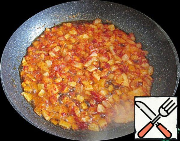 Finely chop the onion. Heat the pan with vegetable oil, spread the onion and fry until transparent, add sugar and fry for another 3 minutes. Add the tomato paste, mix well and fry for 4 minutes.