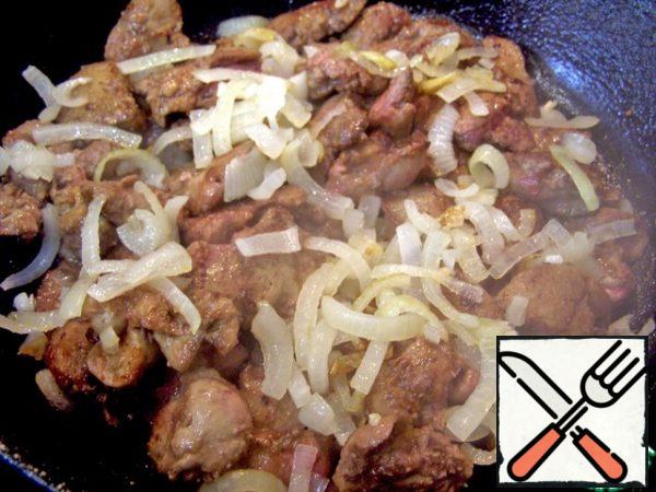 Put the onion on top of the liver, add salt and spices. Mix thoroughly, pour in the madeira and add the cream. Simmer for 5 minutes.
I advise you to use madeira, not dry wine (there was no madeira in the list of ingredients). In extreme cases, it can be replaced with sherry.