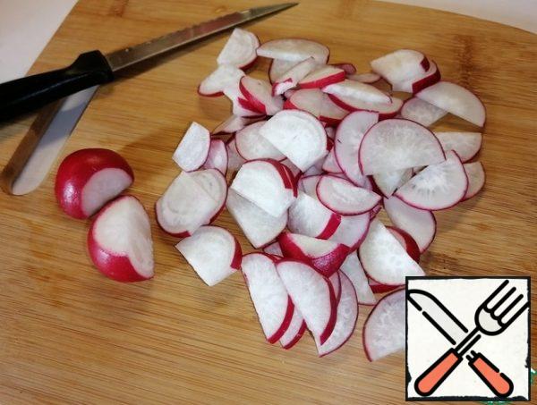 Wash the radishes well. Cut into half rings. Pour into a bowl.