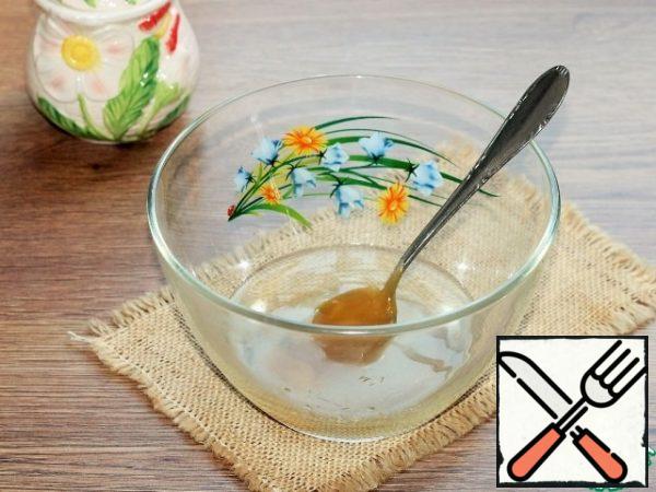 Add soft honey and vegetable oil and mix.