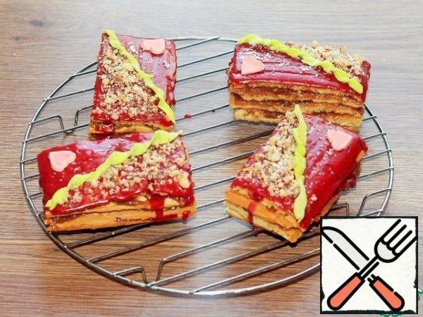 Decorate the cakes with icing and nuts (1/2 part).