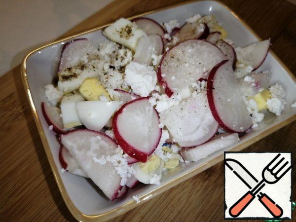 Add cottage cheese. Add salt and pepper to taste. Mix well.