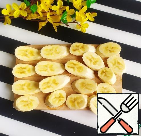 Cut the bananas into rings.