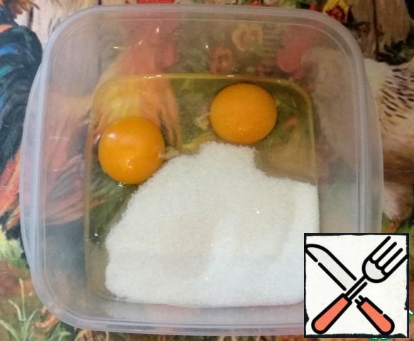 In a bowl, combine the eggs, sugar and salt. Beat with a whisk.