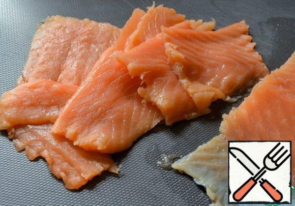 Prepare the rice and egg in advance. Cool.
Cut the salted salmon into thin slices, removing the bones.