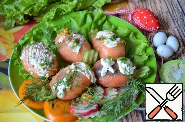 Before serving, spread the blanks (removing the film) on the lettuce leaves,
decorate as desired, adding tomatoes, cucumbers, radishes, greens.