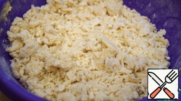 In principle, everything is done very simply. Butter and flour are ground into crumbs