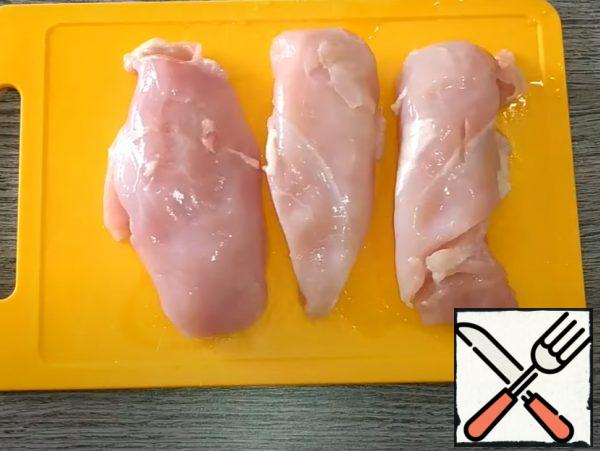 Chop the chicken fillet (if too large pieces are cut), put it in a deep bowl.