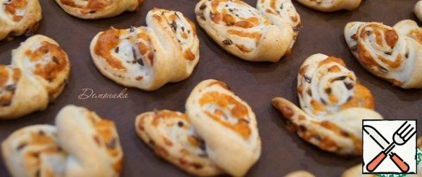 But that didn't satisfy me either. I rolled out the dough for the next baking sheet thinly, sprinkled with dry adjika, salt, flaxseed and mozzarella (so as not to offend Italians with self-will). Roll it up, slice it and roll it into pretzels. The result was a very beautiful and delicious cookie.