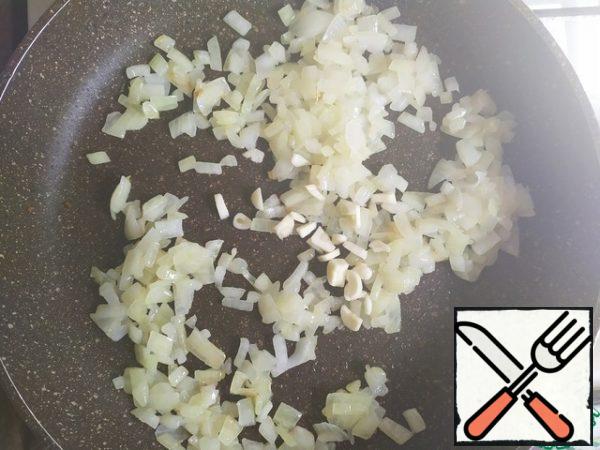 Cut the garlic, add it to the onion and fry for another 5 minutes.