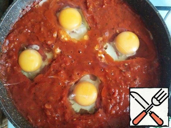 We make holes with a spatula and break the eggs in them.
Cover with a lid and cook for another 10-15 minutes until the protein is ready.