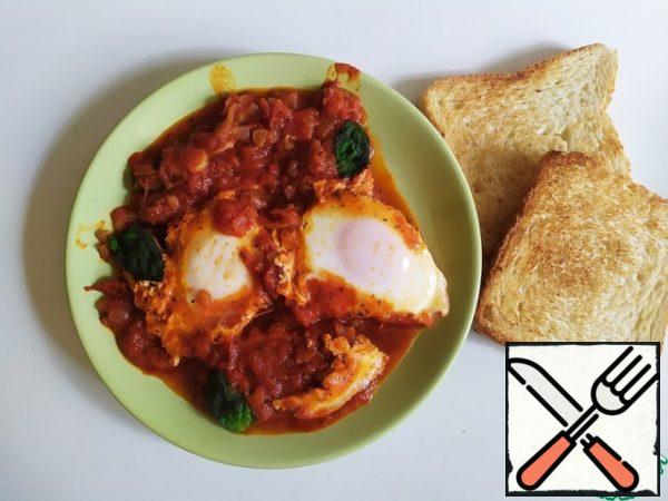 And serve with toast or other options. This point is very important-serving shakshuka with bread or pita is probably the classic that should not be violated. Very well one complements the other.