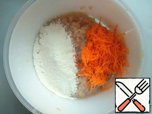From the chicken breast to make minced meat with a meat grinder or blender. Wash the carrots, peel them, grate them on a fine grater, and add them to the chicken breast. Add salt, flour and olive oil.