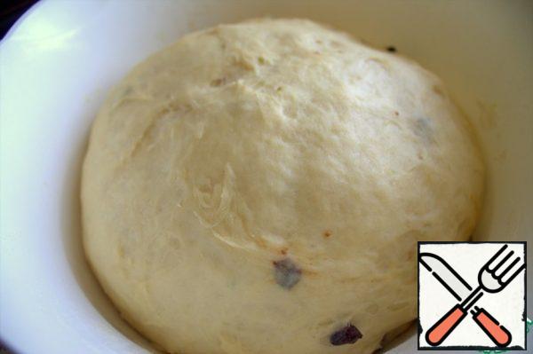 Prepare the pastry for kulich according to your recipe.