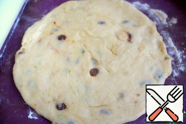 Roll out the dough slightly in a circle. Transfer to the mold, prick the bottom with a fork.