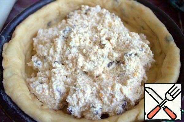 Mix the filling and transfer to the dough cake.