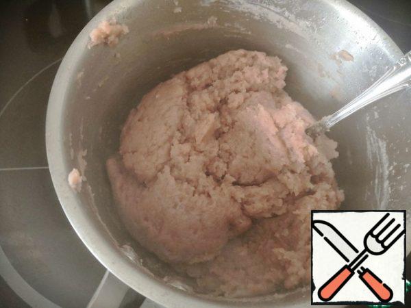 Next, pour the flour into the hot liquid and actively mix everything (brew the dough).
