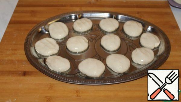 Grease the baking sheet with vegetable oil. Roll out each piece of dough and place it on a baking sheet. Press down and lubricate each top with vegetable oil.