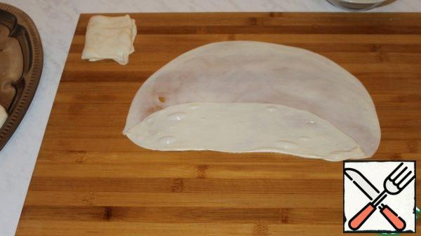 Wrap the dough layer with an envelope. The lower part of the dough.
