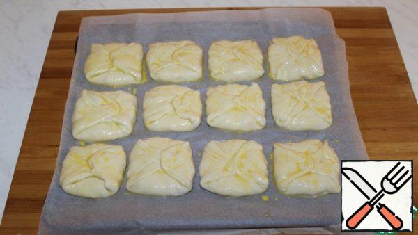 Spread on a baking sheet covered with parchment. Grease with yolk. Bake at a temperature of 190 degrees for 25 minutes.