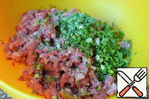 Wash the meat, cut off the films.
Chop with onions in a meat grinder, I like coarse grinding, it tastes good.
Add the chopped herbs, salt and pepper. Pour 50 ml of cold water.