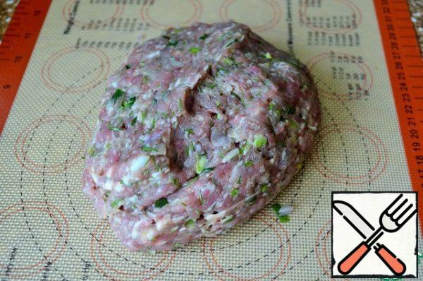 Mix the minced meat and beat it off. That is, leave it with force on the table, from a height of 20-30 cm.