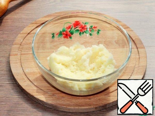 Transfer the potatoes to a large bowl.
Finely chop the peeled onion and fry in vegetable oil until transparent.