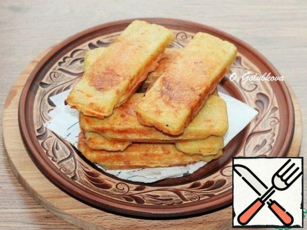 Use a silicone or wooden spatula to spread the pancakes on the dish.
For pancakes, you can apply the sauce. Mix sour cream and tomato ketchup, add a pressed garlic clove and a pinch of salt.
The pancakes and the sauce are ready! In 30 minutes, I prepared a delicious and satisfying dish.
