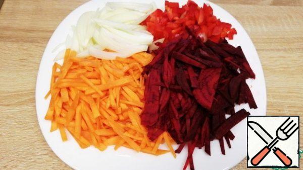 Onions are cut into half rings, Bulgarian pepper cubes, carrots and beets with straws, in the Kuban version, instead of the usual table beet, buryak or Borak is used, the so-called borsch variety of beetroot, which has a pink color and white streaks.