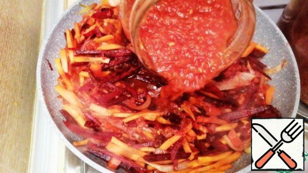 Add the tomato base to the pan: 400 g of chopped canned tomatoes or 4 fresh chopped tomatoes and 2 tablespoons of tomato paste. Simmer, evaporating moisture, for 10 minutes.
