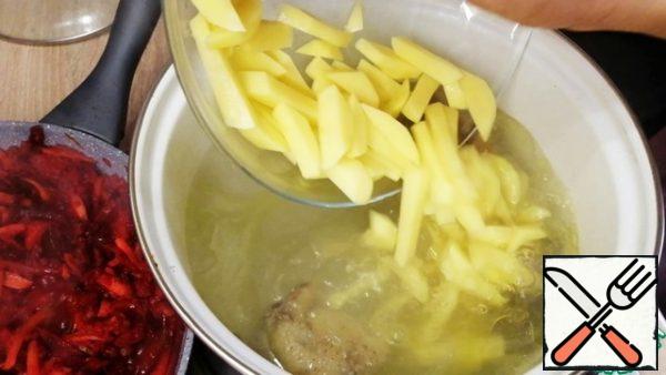 Cut the potatoes into large strips, add to the pan and cook for 5 minutes after boiling.