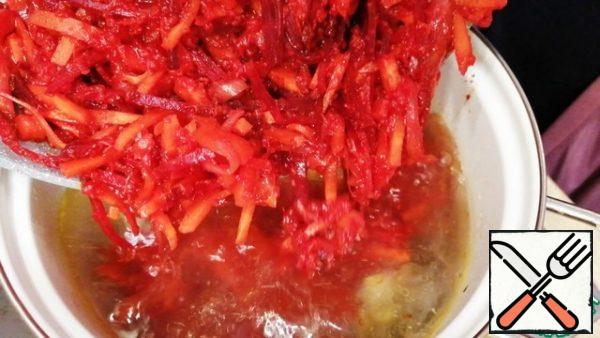 Send the finished roast, 2 bay leaves, 5 peas of black pepper, salt to taste. You can add a tablespoon of vinegar, this will preserve the bright color of borscht.