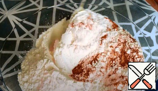 In a deep bowl, mix the flour with baking powder and cinnamon.