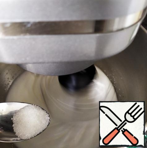 Separate the room temperature whites from the yolks. Place in a container for a mixer, add salt. Put the whites to whisk. First, at a slow speed of the mixer, then increase the speed. As soon as all the protein turns into a foam of small bubbles, and there is no liquid protein left at the bottom, add gradually 1 tablespoon of sugar.