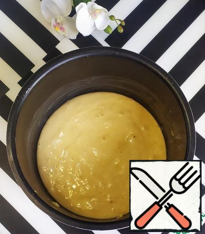 The bowl of the slow-cooker pressure cooker is greased with butter, put the resulting dough and smooth it out. Close the cover. To install the program "BAKING". Cooking time is 1 hour. Click the "START" button. Leave the finished biscuit in a pressure cooker for 15 minutes.add the remaining dough and smooth it out.