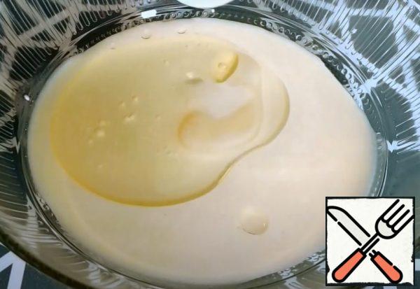 Whisk the yogurt with vegetable oil.