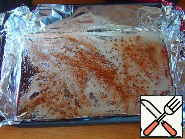 Cover a 20x26 cm baking dish with foil and sprinkle the vanilla sugar and cinnamon on the surface. Turn the oven on 250 degrees.