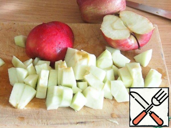 Peel the apples and cut them into rather large pieces.
