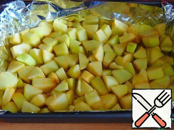 Put the apples in a thick layer on the bottom of the mold, put the mold in a preheated oven for 15 minutes.