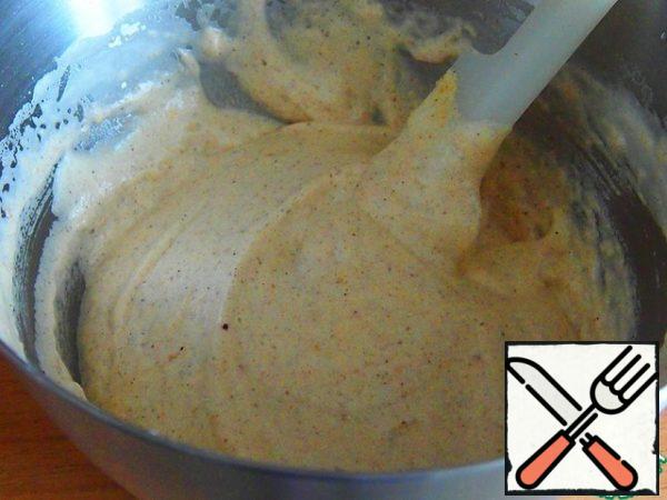 Add flour mixed with baking powder and ground nuts to this mass. If there are no nuts, it's okay, you can just add a spoonful of flour. For apple baking, I use baking powder for gingerbread, it gives a spicy flavor, and the dough turns out darker than usual. Of course, you can also use a regular baking powder. Mix thoroughly with a spatula.